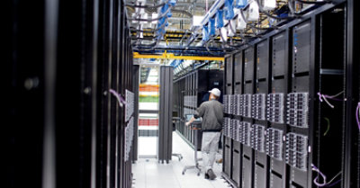 在伺服器機房內工作的人