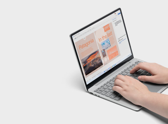 Eine Person benutzt die Word-App auf einem Surface Laptop Go 2. 