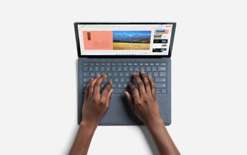 Ruky osoby píšu na klávesnici Surface Type Cover.