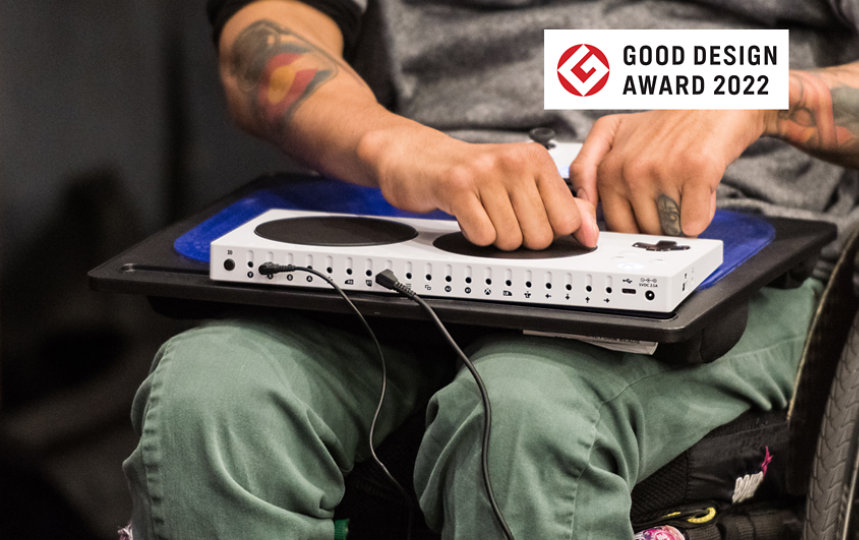 Xbox Adaptive Controller を使用している車椅子の人物