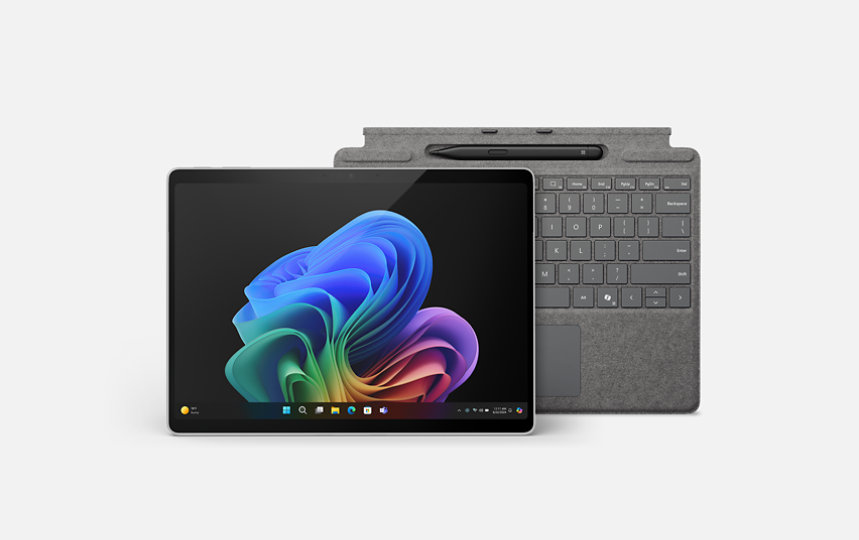 Vista frontale del PC Surface Pro Copilot Plus in platino con una tastiera Pro in platino e una Slim Pen 2 nell' apposito scomparto.