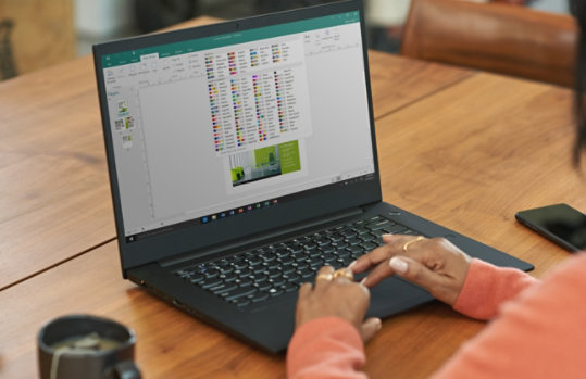 Uma pessoa trabalhando com aplicativos Microsoft 365 em um laptop em um café.