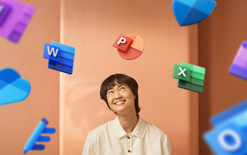 Microsoft 365 Uygulama simgeleri kafasının etrafında dolanırken Surface dizüstü bilgisayarda çalışan genç bir kadın.