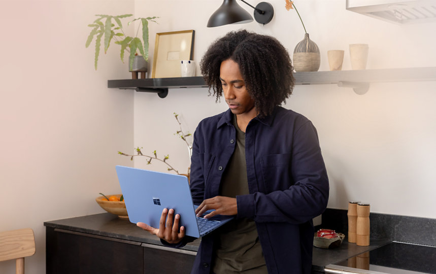 家でサファイア色のSurface Laptop Copilot Plus PCを使用している人。