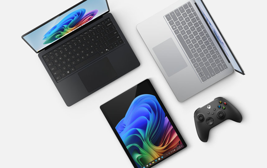 Ein Surface Laptop Copilot plus PC in Schwarz, ein Surface Laptop Studio 2, ein Surface Pro Copilot plus PC in Saphirblau und ein Xbox Wireless Controller.