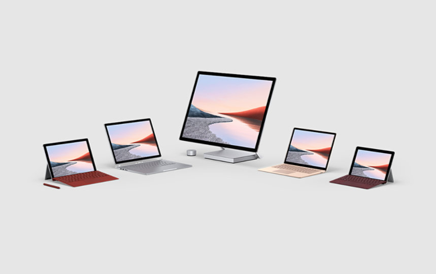 Die Surface-Familie von Laptops und ein Surface-Monitor mit lautsprecher nebeneinander platziert.