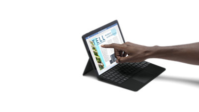 Um Surface Go 3 com o suporte Kickstand aberto e uma Capa Teclado Preta.