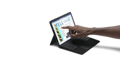 Surface Go 3 z podpórką i czarną klawiaturą Type Cover.