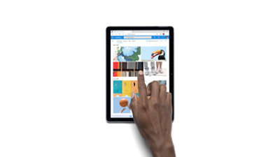 Une main touchant une Surface Go 3 en mode tablette.
