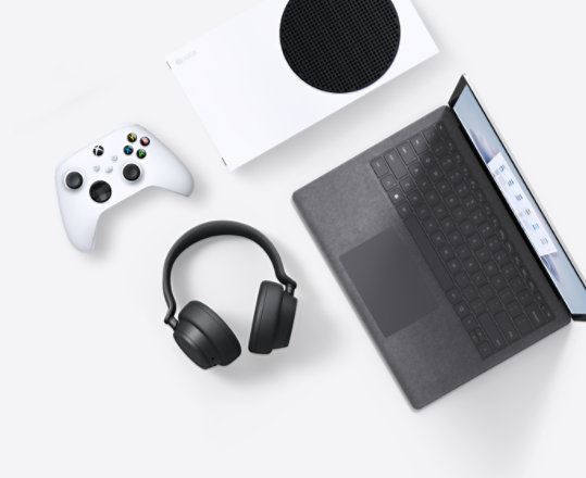 Un Surface Laptop 5 platino, una consola Xbox Series S con control inalámbrico y unos Surface Headphones 2 negros.