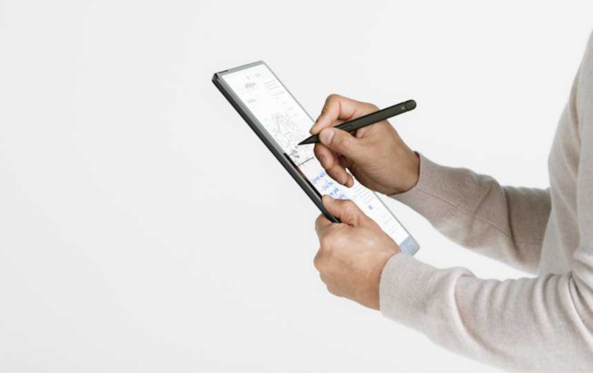 Une personne utilise un Stylet Surface pour écrire sur l’écran tactile d’un Surface Pro 10 pour l’entreprise.