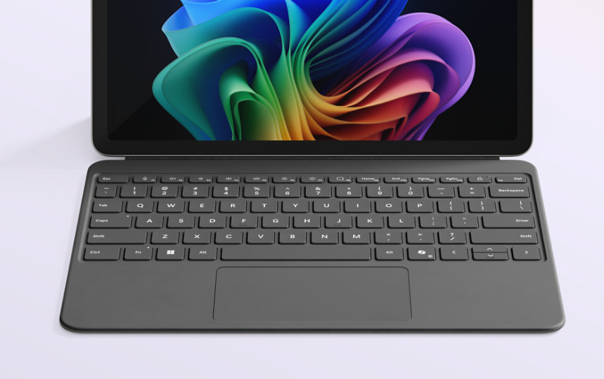 En 12-tommers Surface Pro Keyboard i fargen Skifer, koblet til en Surface Pro, 12 tommer.