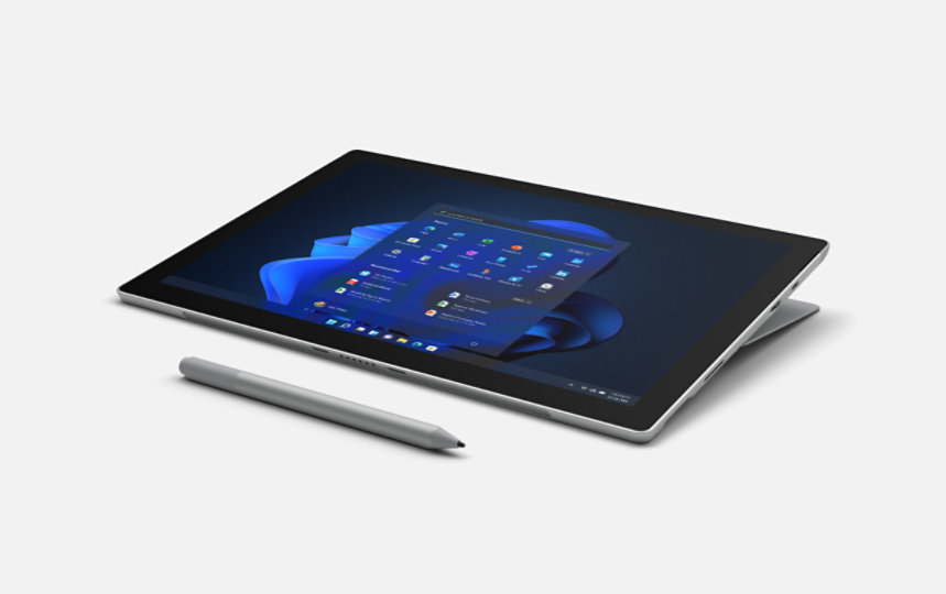 Surface-pennan för företag i platina nära en Surface Pro 7 för företag.
