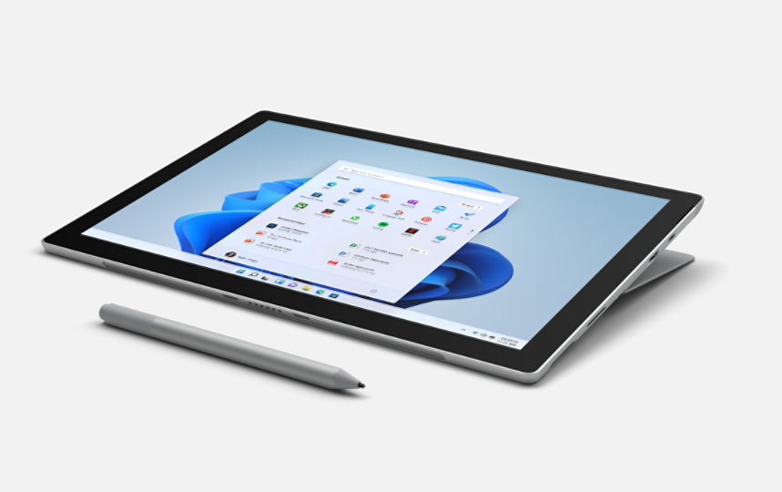 Surface Pen in Platin neben Surface Pro 7. 