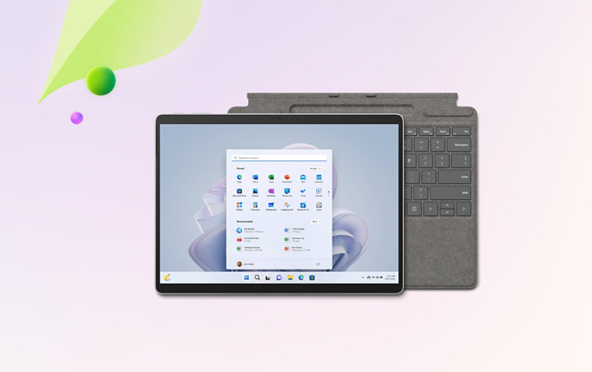 プラチナの Surface Pro 9 と Surface Pro Signature キーボード。