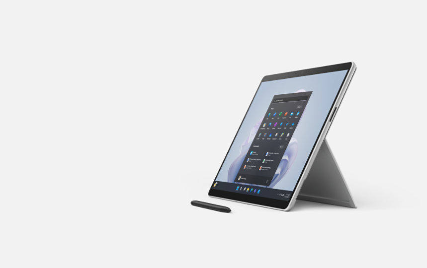 Ansicht eines Surface Pro 9 for Business aus schrägem Winkel mit Pen und Typecover. 