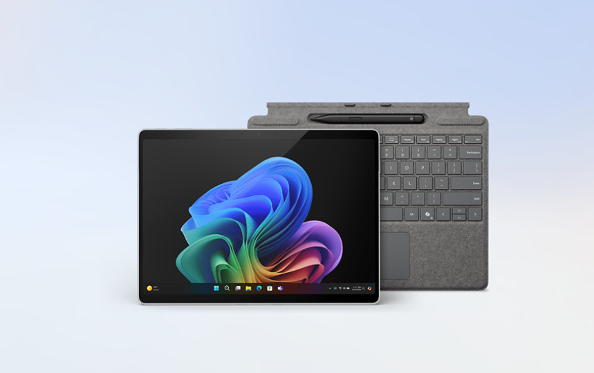 Un tablet PC Surface Pro Copilot Plus di colore platino in bundle con una tastiera Pro Keyboard di colore platino e una penna Slim Pen 2.