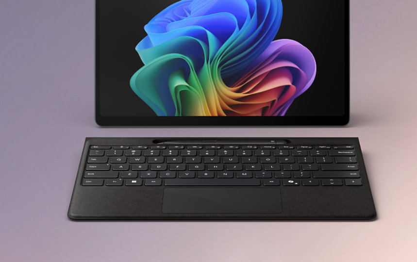 Ein Surface Pro Flex Keyboard mit Slim Pen funktioniert, ohne dass es an einem Surface angebracht ist.