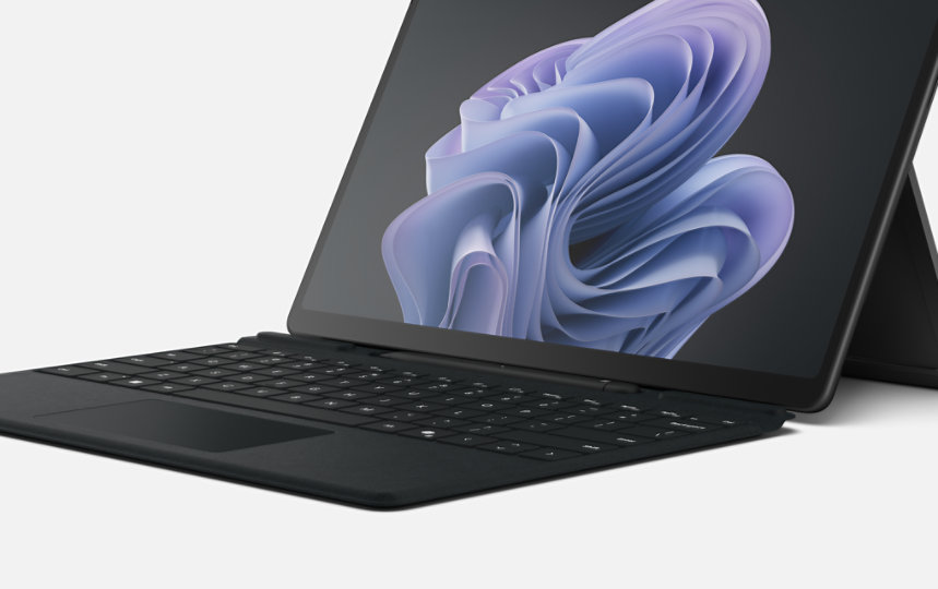 Ein Surface Pro Keyboard mit Slim Pen for Business, das an einem Surface angebracht ist.