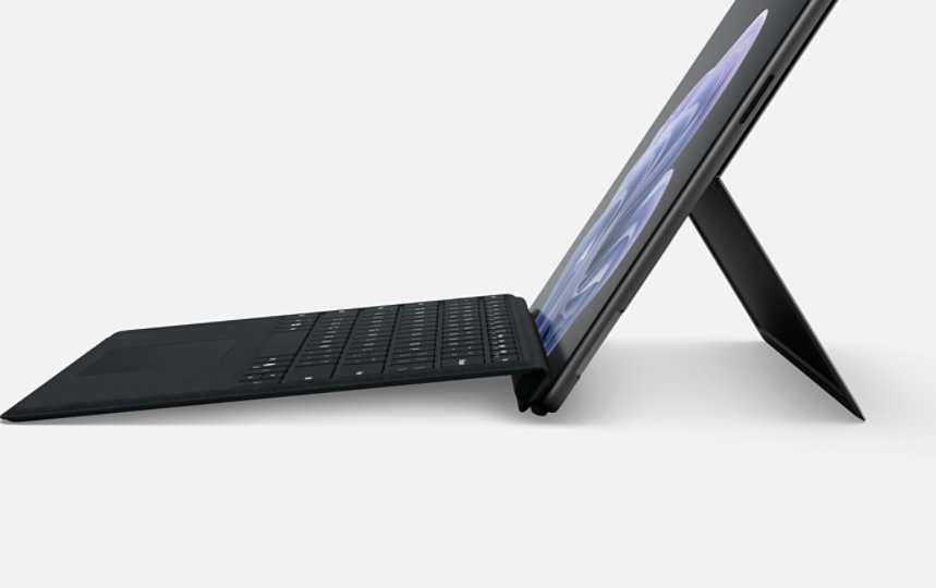 Ett Surface Pro-tangentbord med pennförvaring för företag som är anslutet till en Surface-enhet. 