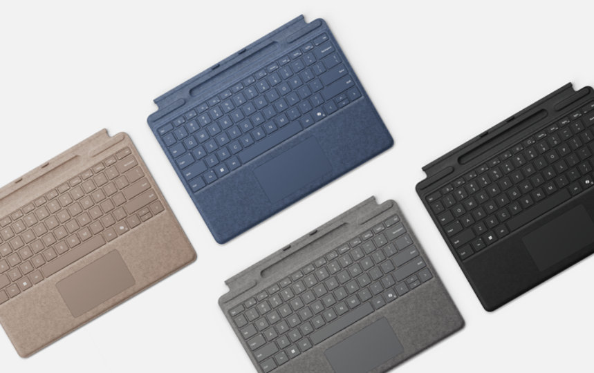 Fyra Surface Pro Keyboard med pennförvaring i olika färger.