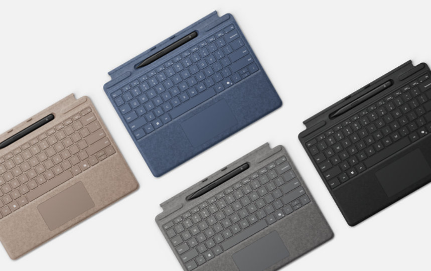 Quatre claviers Surface Pro de différentes couleurs avec rangement du stylet Slim Pen.