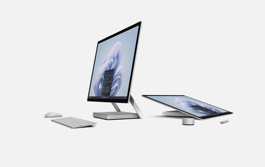 Surface Studio 2+ pour les entreprises en position debout et pliée, à côté d’accessoires Surface.
