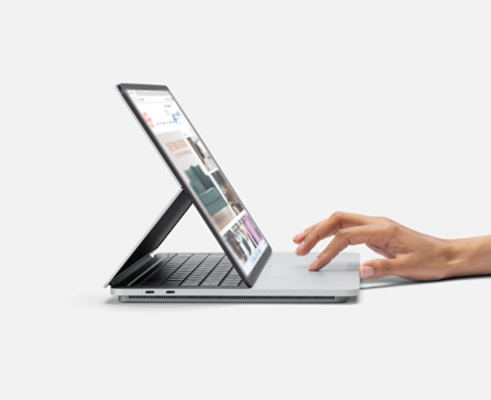 Henkilön käsi koskettaa Surface Laptop Studion kosketuslevyä.