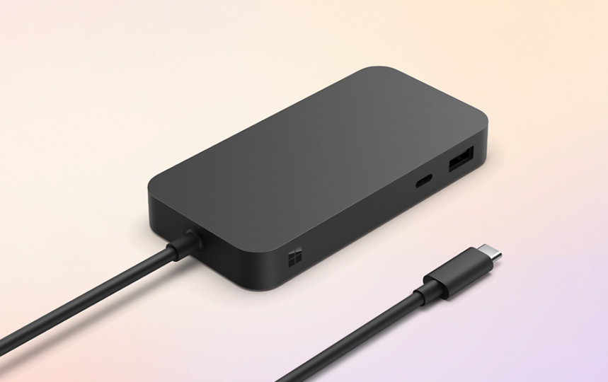 Een Surface USB4-dockingstation voor zakelijk gebruik en USB-C® kabel.