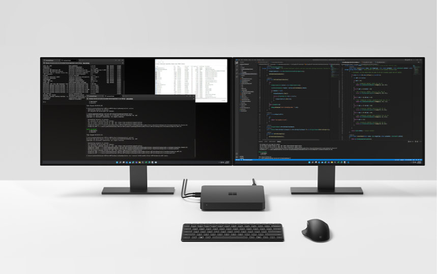 開発者アプリを実行している 2 台のデスクトップ コンピューター ディスプレイに接続された Windows 開発キット。