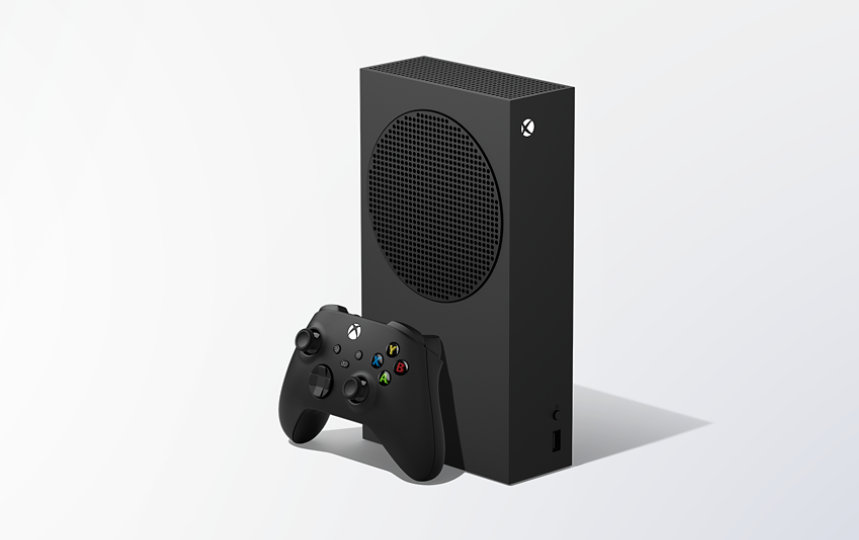 Xbox Series S – 1TB (Schwarz) vor einem grauen Hintergrund: Schrägansicht von vorne.