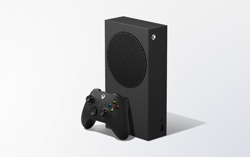 Xbox Series S – 1TB (Schwarz) vor einem grauen Hintergrund: Schrägansicht von vorne. 