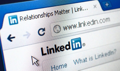 Na ekranu računara se vidi LinkedIn veb sajt, sa istaknutom veb adresom „www.linkedin.com“ i frazom „Odnosi su važni“