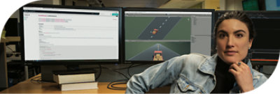 Una persona en su puesto con dos monitores de escritorio.