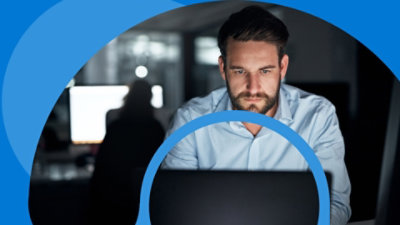 En person, der bruger en bærbar computer i et mørkt rum