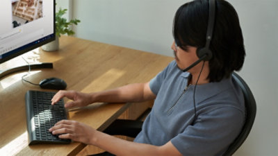 一个人坐在电脑桌前的画面