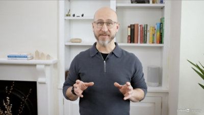 Personne qui parle debout dans un salon.