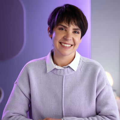 Una persona sonriendo.