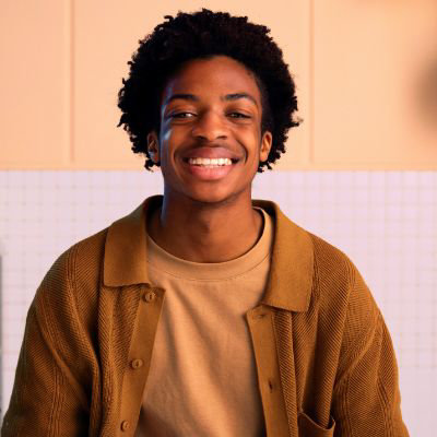 Una persona sonriendo.