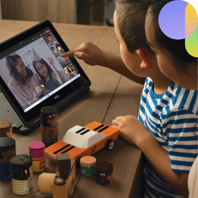 Dos niños usan una tableta para unirse a una fiesta de cumpleaños en Teams.