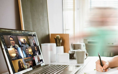 Un portatile che mostra una videochiamata di Teams. 