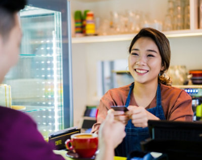 一名向銷售女孩拿回信用卡的男士。