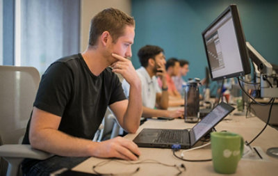 Una fila di persone che lavorano alla scrivania.