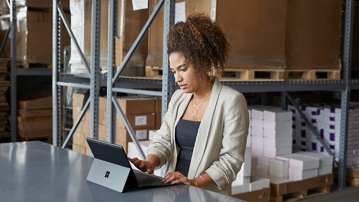 Một nhân viên đang sử dụng thiết bị Surface trong nhà kho