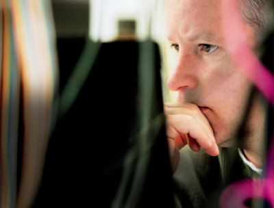 デスクトップ モニターを見ている人のクローズアップ写真