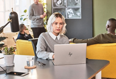 אישה שעובדת עם מחשב נישא במשרד