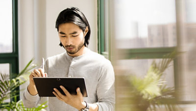 Person som bruker en penn på et nettbrett.