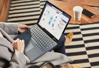 Osoba koja gleda dijagram programa Visio u aplikaciji Teams na prijenosnom računalu.