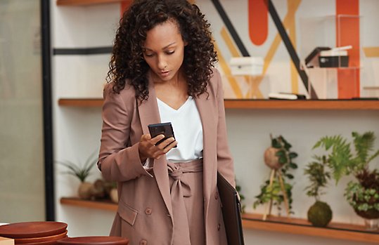 Personne regardant un appareil mobile dans un magasin d’ameublement