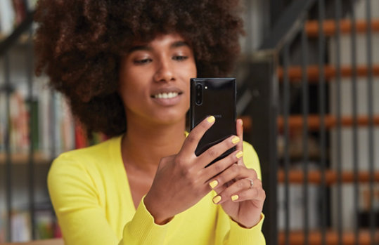 Een persoon die een foto neemt met een telefoon.